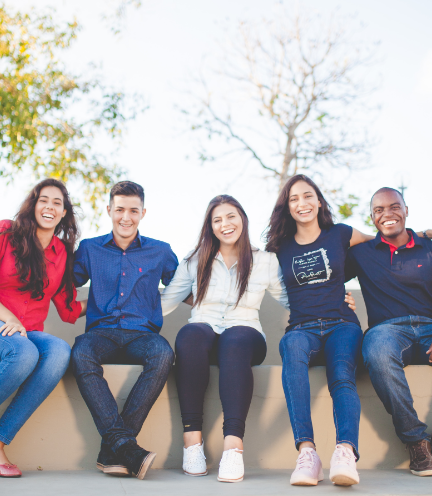 屋上のベンチで写真を撮影する多国籍の仲間たち